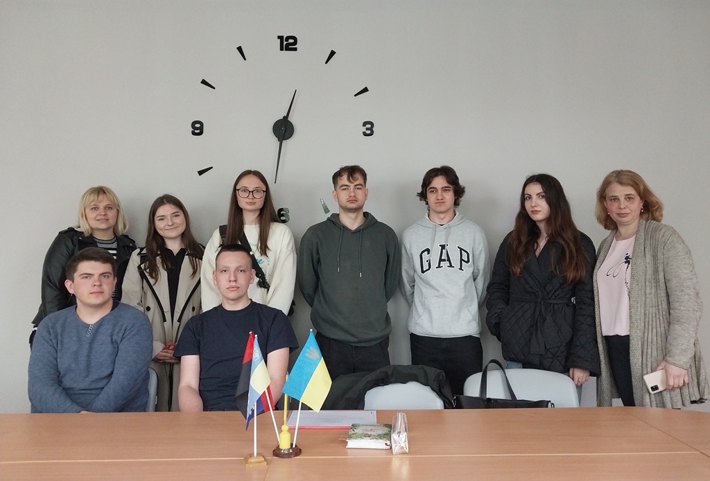 Разом із Наталією Василишин, педагогом-організатором,вчителем історії Тернопільського навчально-виховного комплексу «Загальноосвітня школа І–ІІІ ступенів – медичний ліцей № 15»